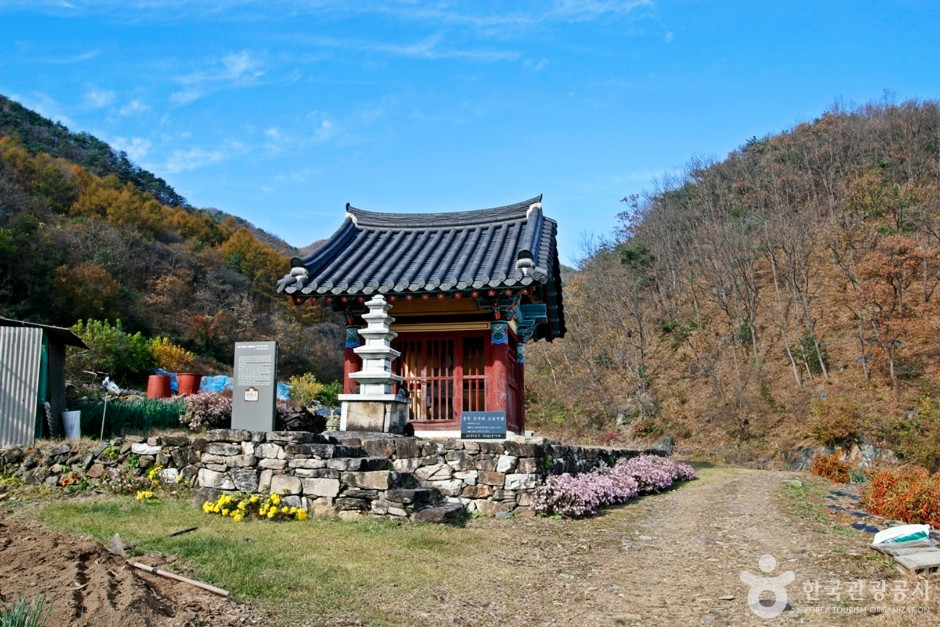 충주 문주리 석조여래좌상 여행 추천 - 로드트립