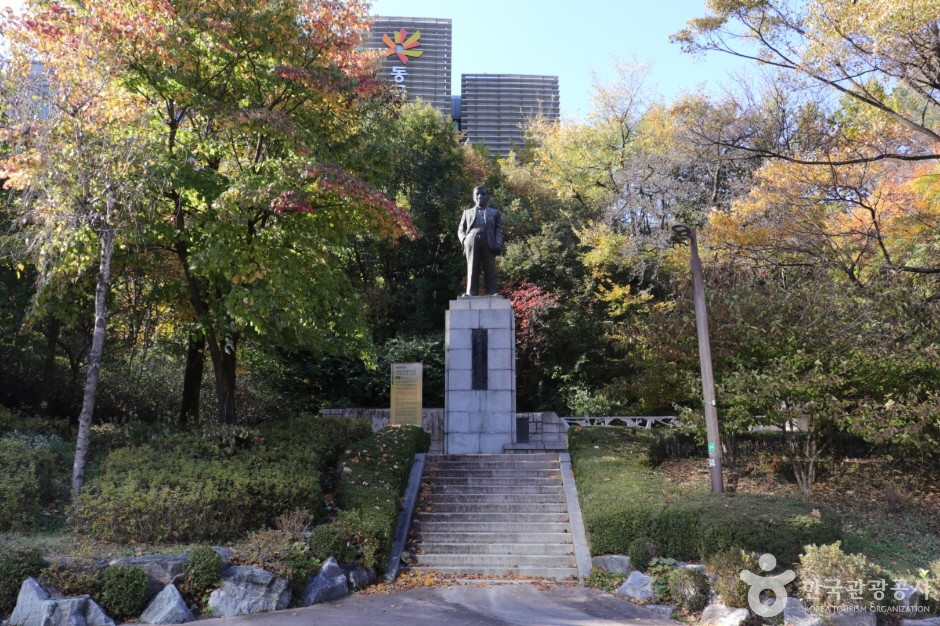 일성이준열사동상 여행 추천 - 로드트립