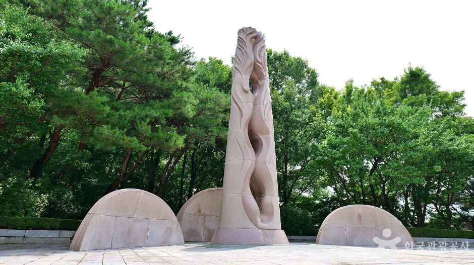 국립4·19민주묘지 여행 추천 - 로드트립