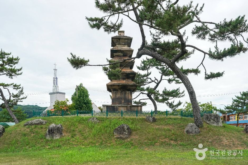 의성 탑리리 오층석탑 여행 추천 - 로드트립