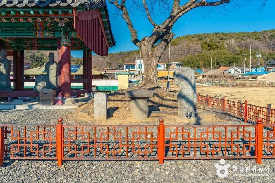 함안 대산리 석조삼존상 여행 추천 - 로드트립