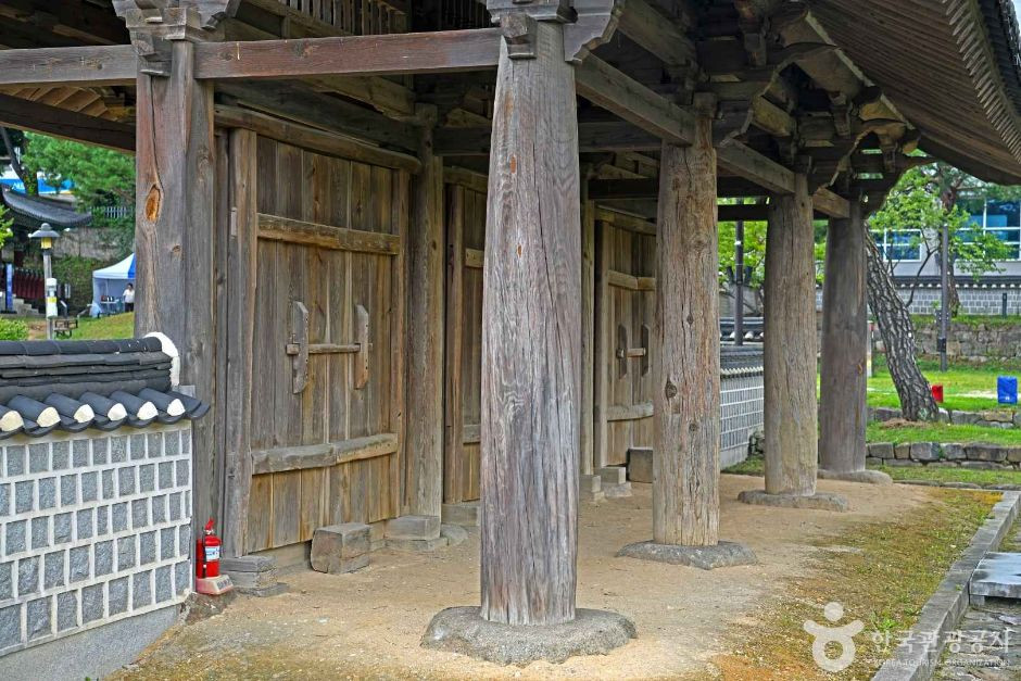강릉 임영관 삼문 여행 추천 - 로드트립