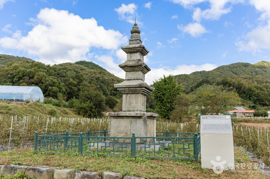 괴산 삼방리 삼층석탑 여행 추천 - 로드트립