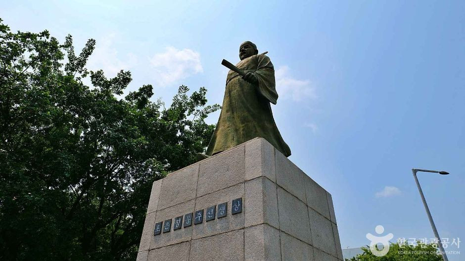 정몽주 동상 여행 추천 - 로드트립