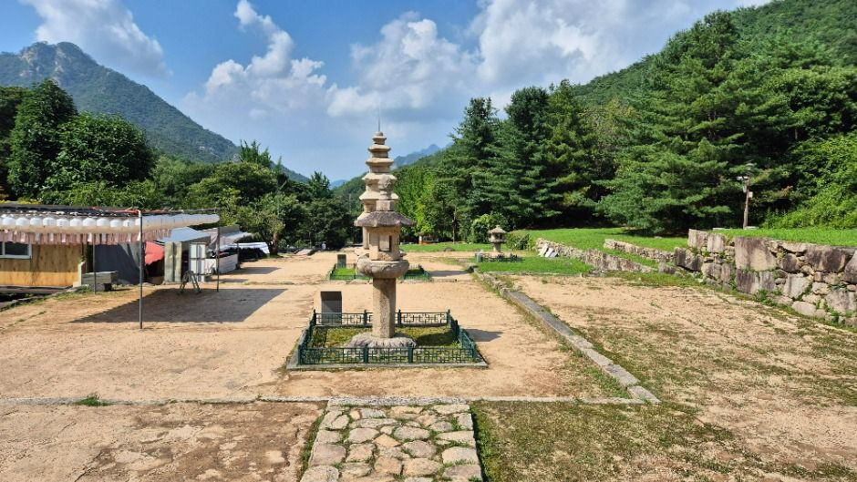 충주 미륵대원지 석등 여행 추천 - 로드트립