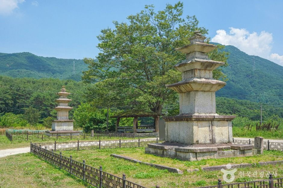 산청 단속사지 동 삼층석탑 여행 추천 - 로드트립