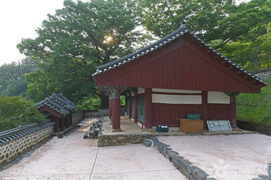 홍산향교 여행 추천 - 로드트립