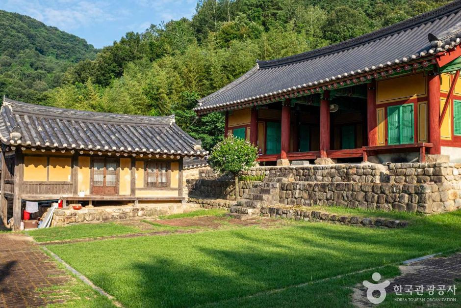 지례향교대성전 여행 추천 - 로드트립