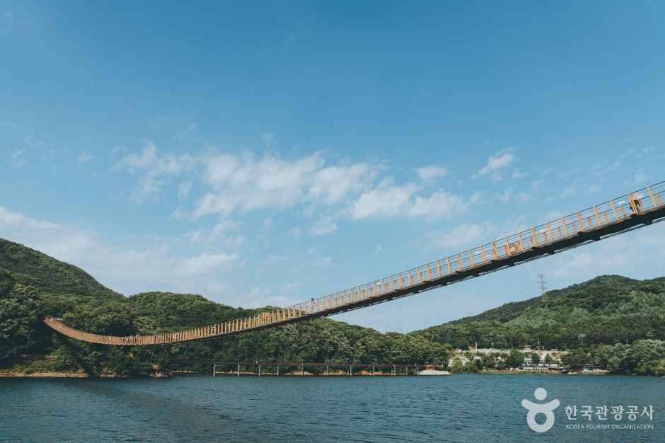 마장호수 출렁다리 여행 추천 - 로드트립