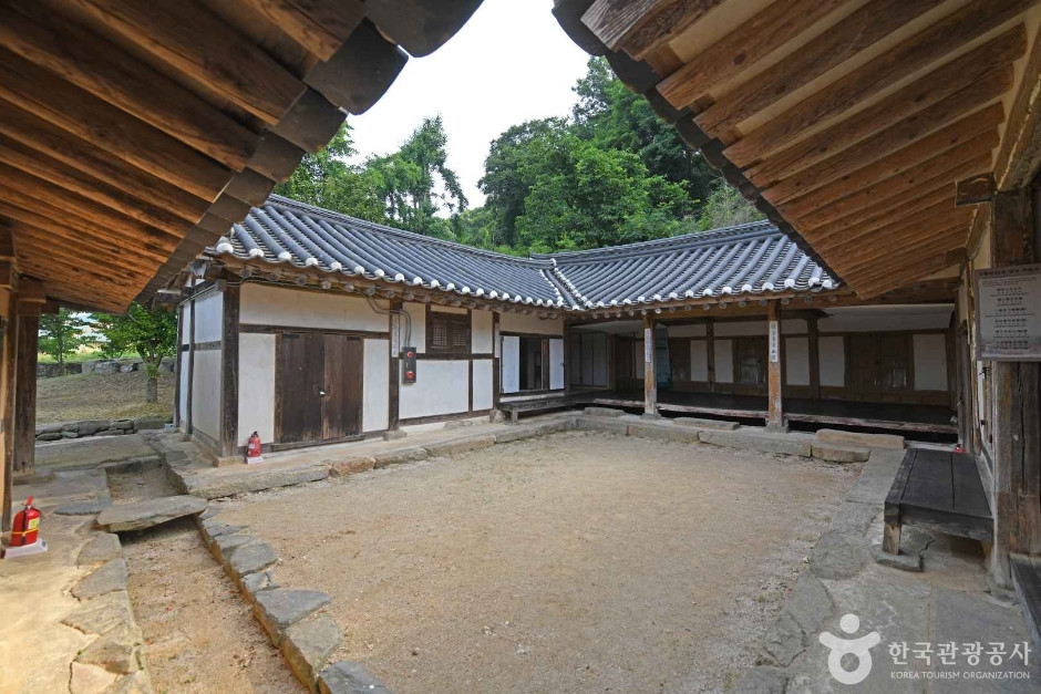 이동녕선생 생가지 여행 추천 - 로드트립