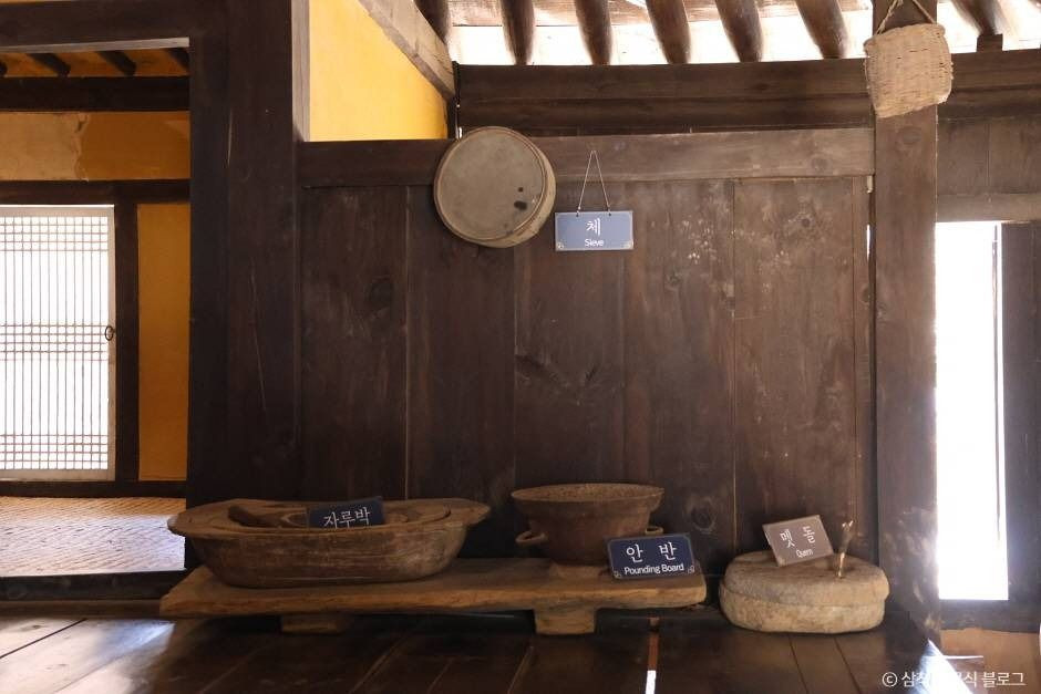 삼척 신리 너와집과 민속유물 여행 추천 - 로드트립
