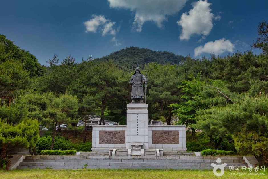 신장절공묘역 여행 추천 - 로드트립