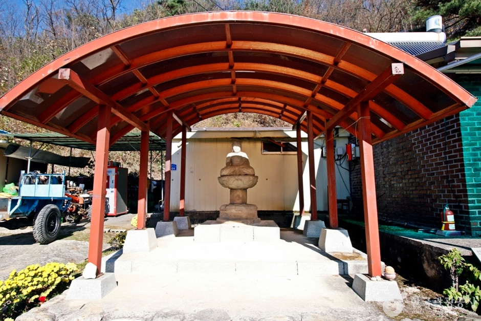 충주 오갑사지 석조여래좌상 여행 추천 - 로드트립