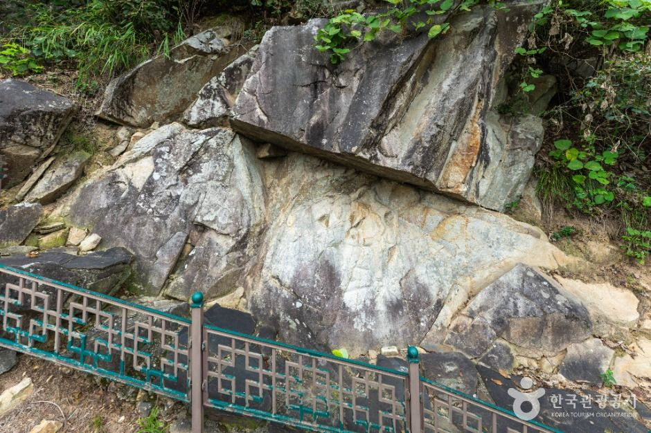 충주 봉황리 마애불상군 여행 추천 - 로드트립