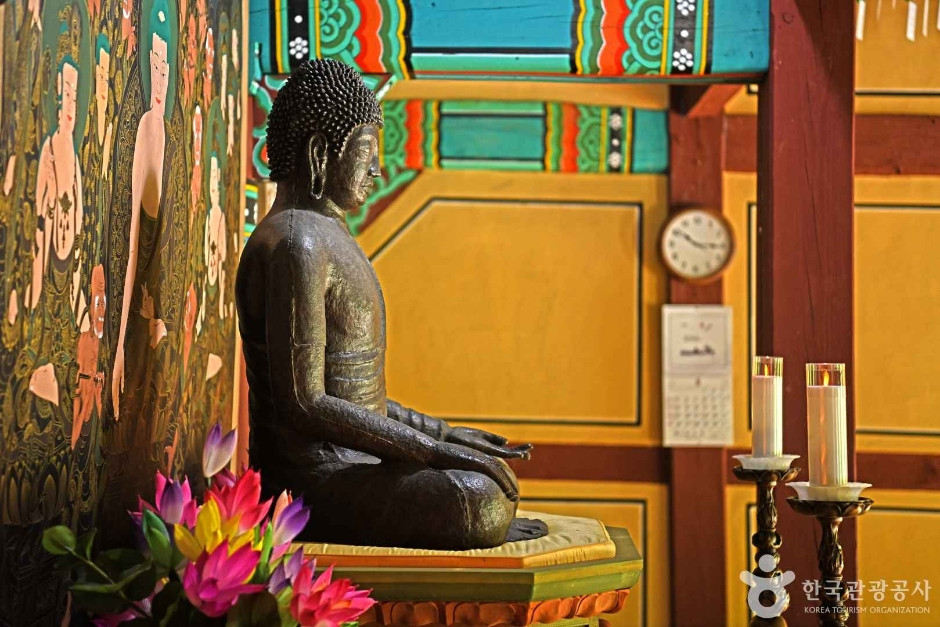충주 백운암 철조여래좌상 여행 추천 - 로드트립