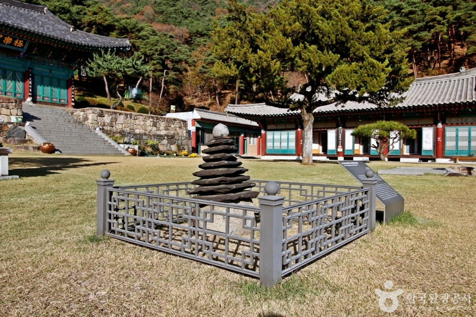 충주 창룡사 다층 청석탑 여행 추천 - 로드트립