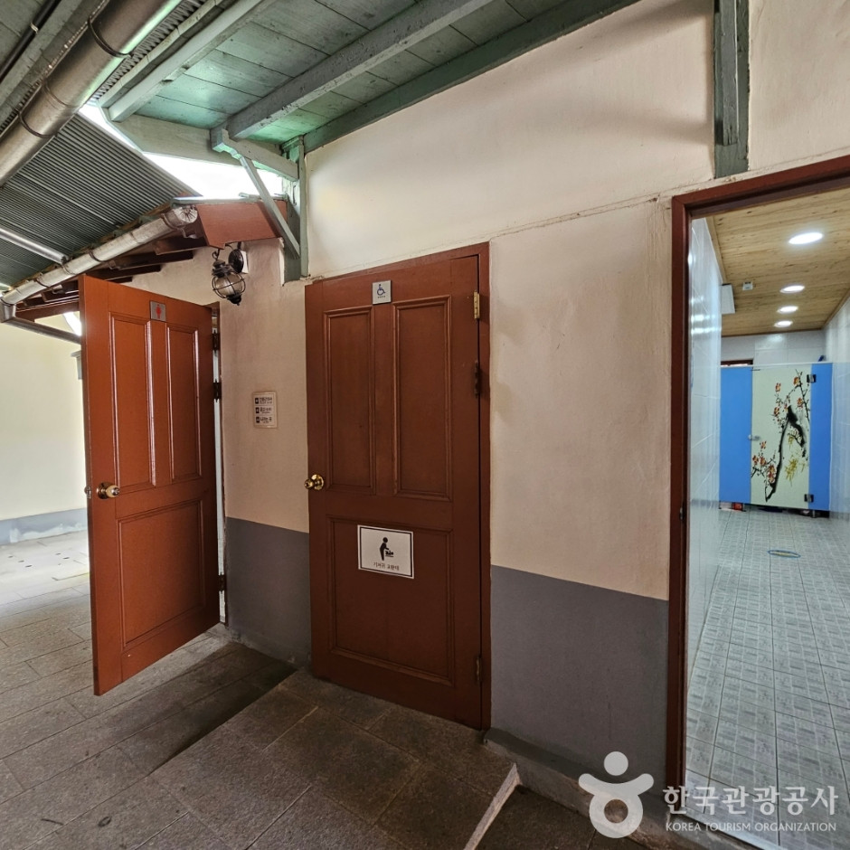 군산근대미술관 여행 추천 - 로드트립