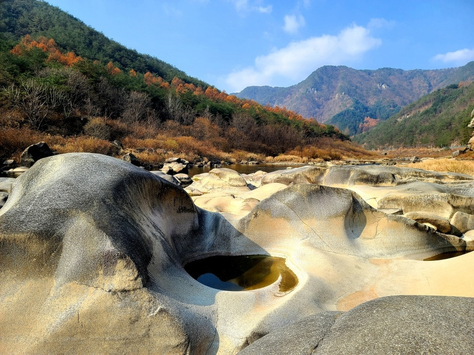 요선암 돌개구멍 (강원고생대 국가지질공원) 여행 추천 - 로드트립