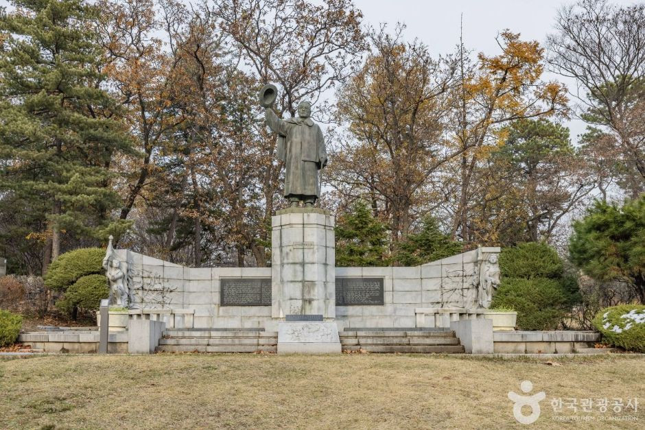 고하송진우선생동상 여행 추천 - 로드트립