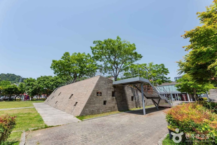 윤이상_기념공원(도천테마파크)_2_공공3유형.jpg