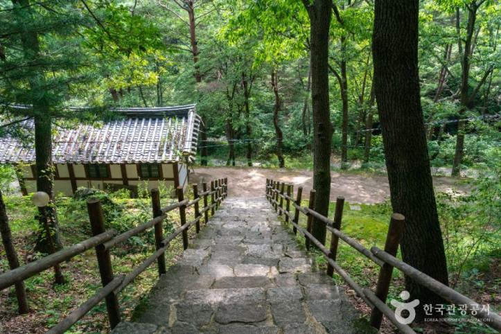 거창 가섭암지 마애여래삼존입상 여행 추천 - 메고지고