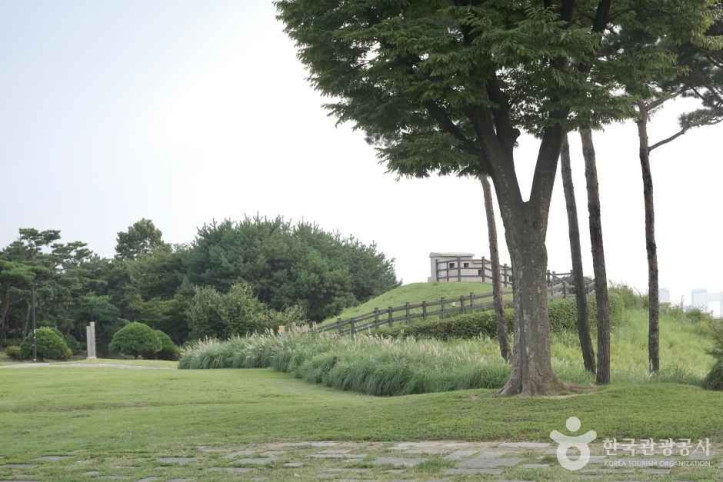 백범광장(백범 김구선생 동상) 여행 추천 - 메고지고