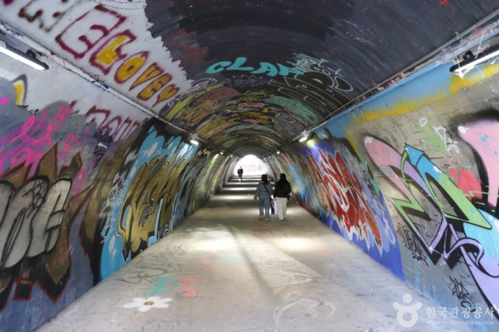 신촌그래피티벽화터널_4_공공3유형.JPG
