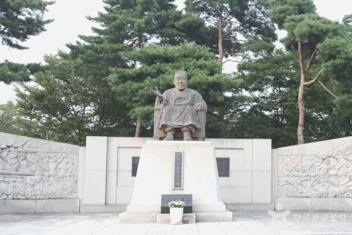 백범광장(백범 김구선생 동상) 여행 추천 - 메고지고