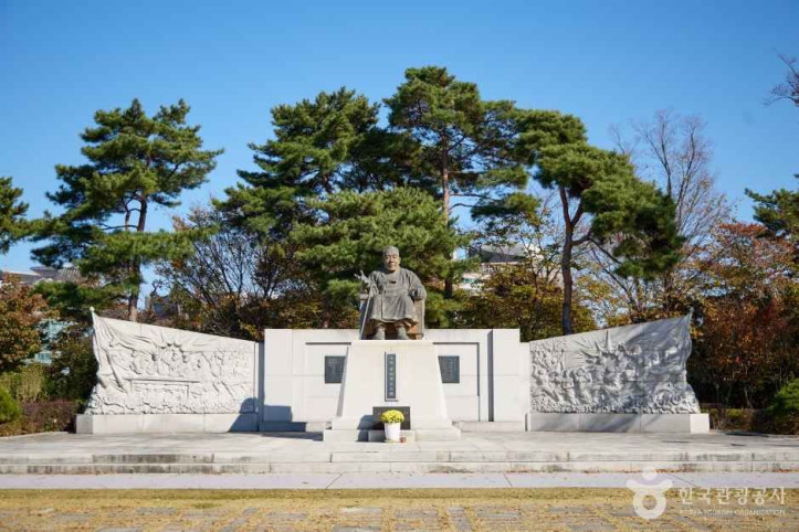 백범광장(백범 김구선생 동상) 여행 추천 - 메고지고