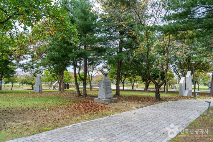 구드래조각공원 여행 추천 - 메고지고