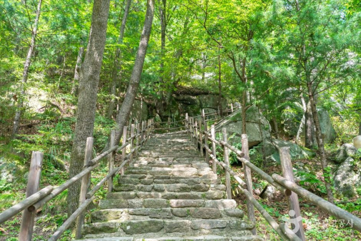 거창 가섭암지 마애여래삼존입상 여행 추천 - 메고지고