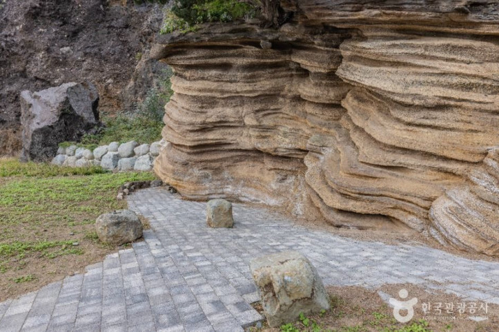 버섯바위_(울릉도,_독도_국가지질공원)_6_공공1유형.jpg