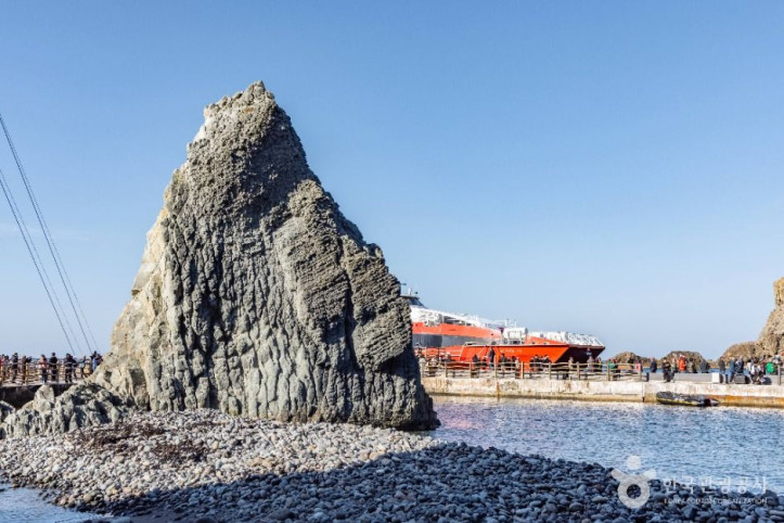 숫돌바위_(울릉도,_독도_국가지질공원)_3_공공1유형.jpg