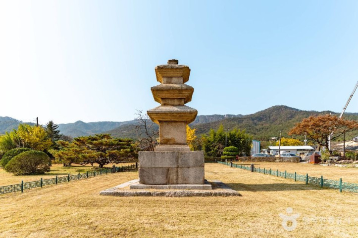 경주 남산동 동ㆍ서 삼층석탑 여행 추천 - 메고지고