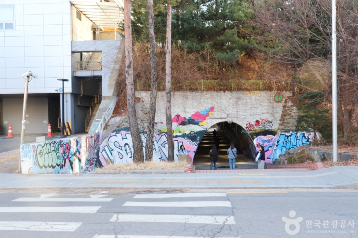 신촌그래피티벽화터널 여행 추천 - 메고지고