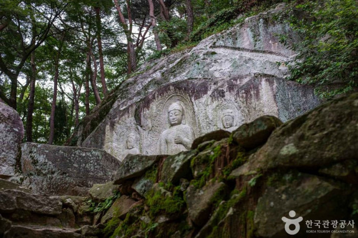 경주 율동 마애여래삼존입상 여행 추천 - 메고지고