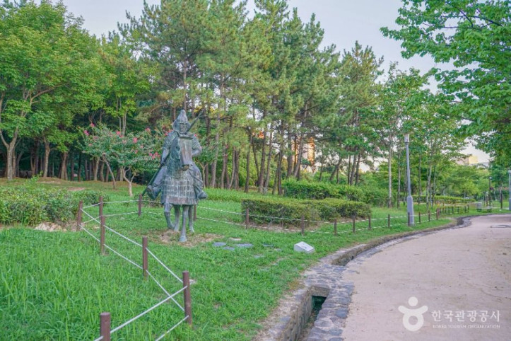 봉황대공원 여행 추천 - 메고지고