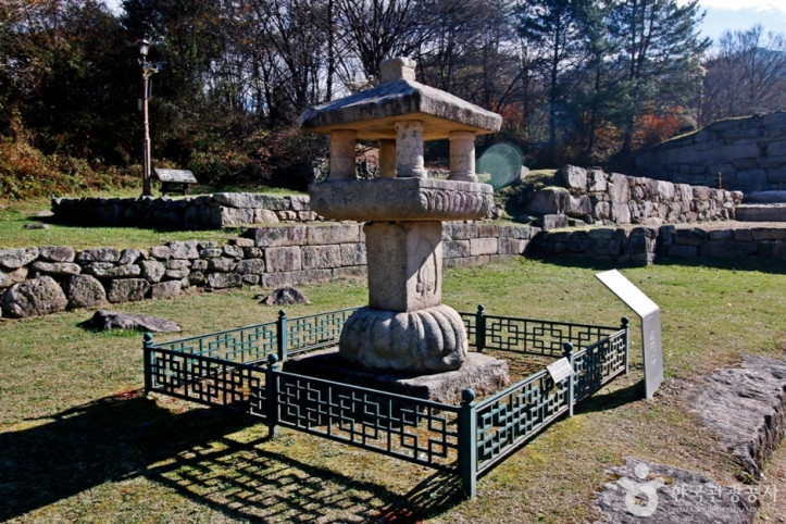충주 미륵대원지 사각석등 여행 추천 - 메고지고