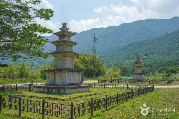 산청 단속사지 동 삼층석탑 여행 추천 - 메고지고