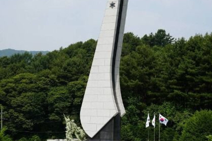 용문산전투 전적비 여행 추천 - 메고지고