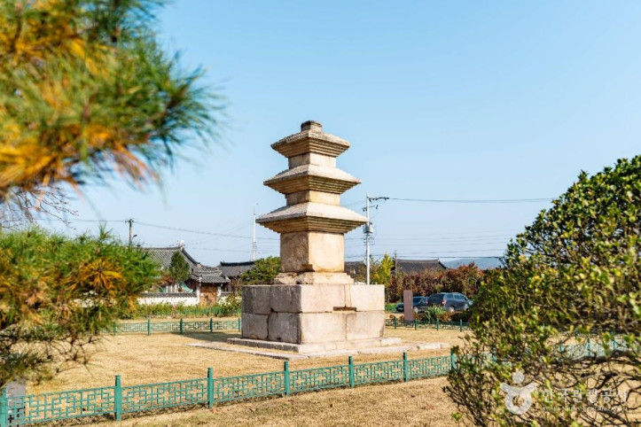 경주 남산동 동ㆍ서 삼층석탑 여행 추천 - 메고지고