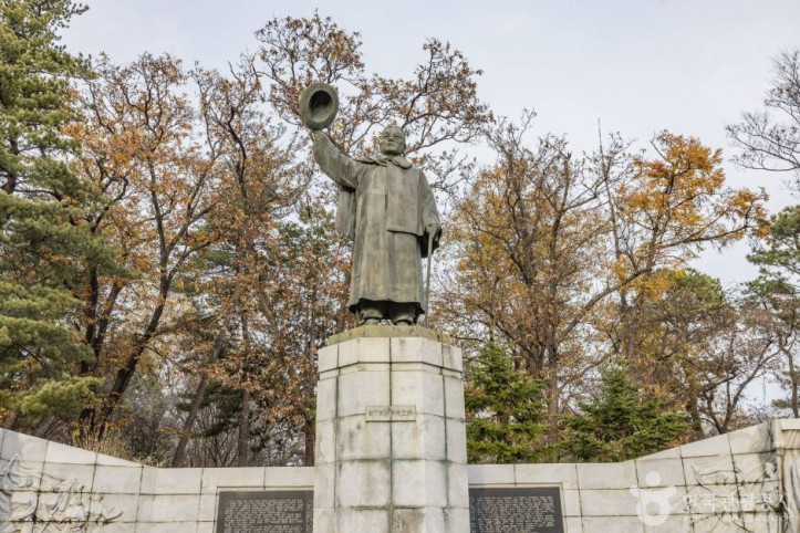 고하송진우선생동상 여행 추천 - 메고지고