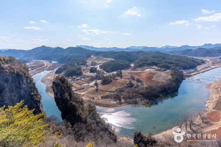 선돌 (강원고생대 국가지질공원) 여행 추천 - 메고지고