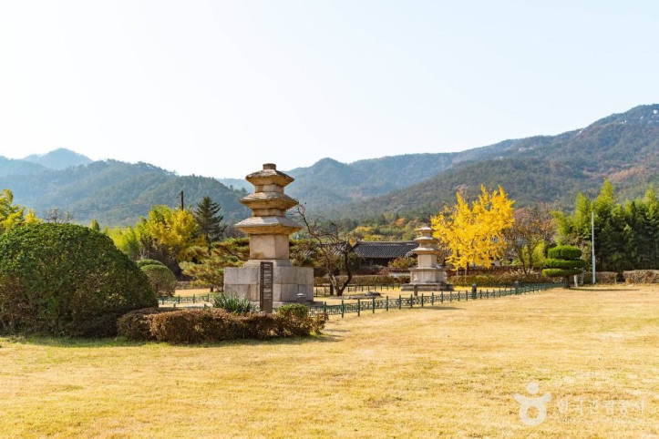 경주 남산동 동ㆍ서 삼층석탑 여행 추천 - 메고지고