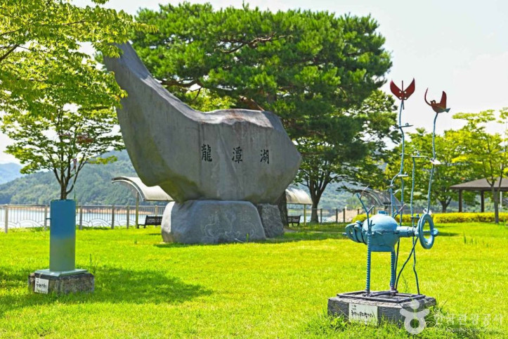 용담댐 조각공원 여행 추천 - 메고지고
