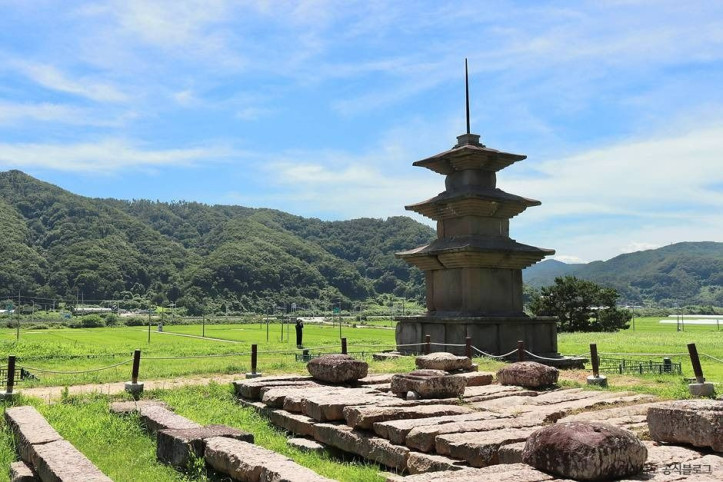 경주 감은사지 여행 추천 - 메고지고