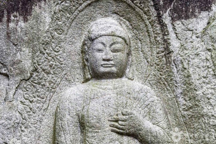 경주 율동 마애여래삼존입상 여행 추천 - 메고지고