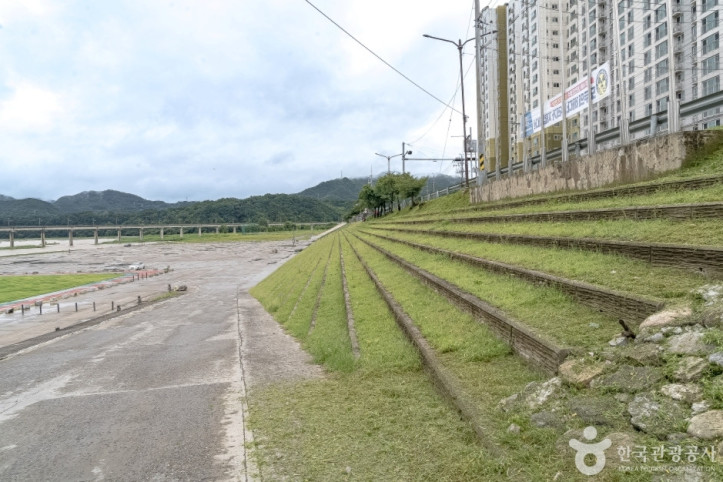 동강둔치공원 여행 추천 - 메고지고
