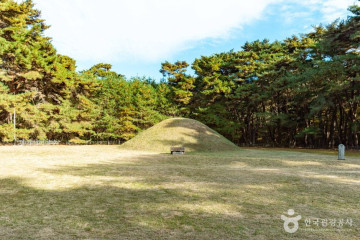 경주 율동 마애여래삼존입상 여행 추천 - 메고지고