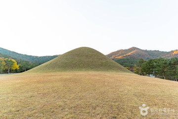 경주 율동 마애여래삼존입상 여행 추천 - 메고지고